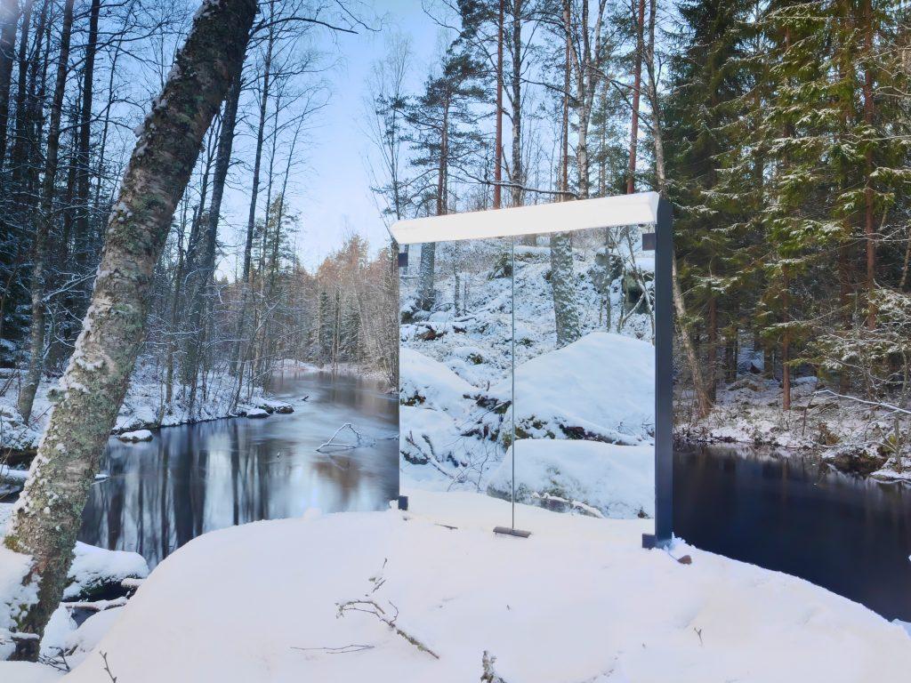 Harmaa peilikaappi talvisessa jokimaisemassa